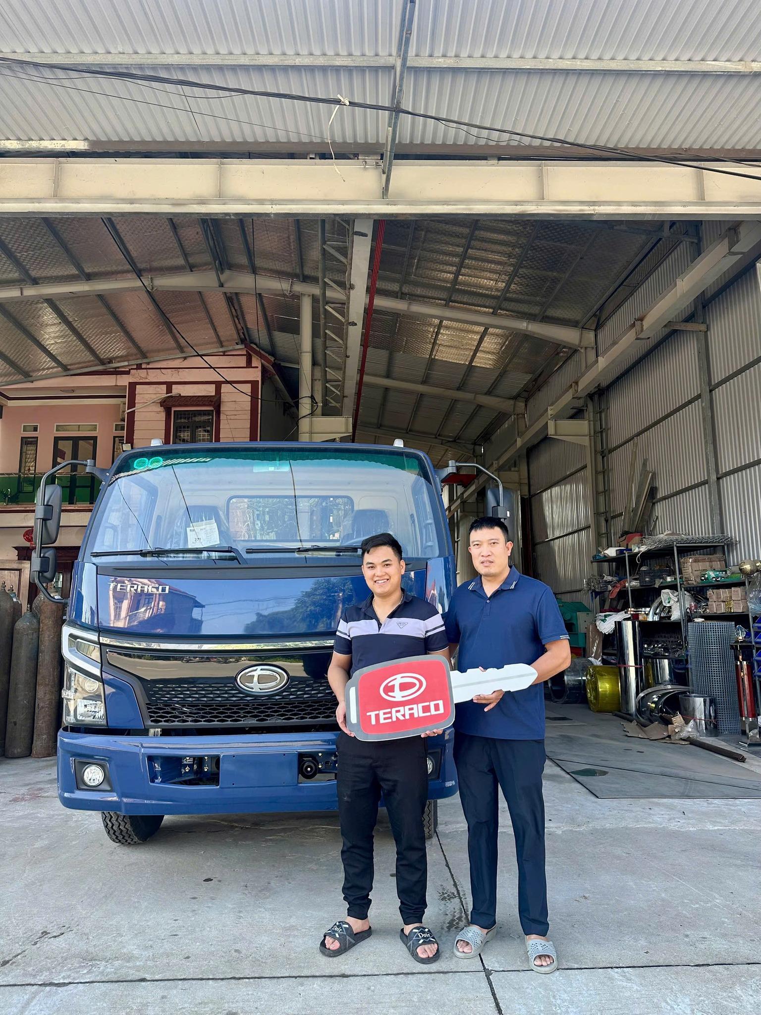 Bàn giao xe TERA345SL PLUS cho xưởng inox tại Cẩm Khê - Khách hàng nhận quà tặng giá trị